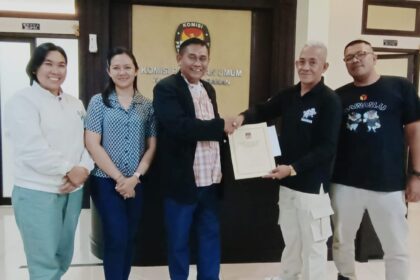 Penyerahan berita acara rekapitulasi dukungan syarat minimal bakal calon perseorangan Pilbup Tabanan 2024 dari KPU kepada Bawaslu setempat, Minggu (12/5/2024). (Istimewa)