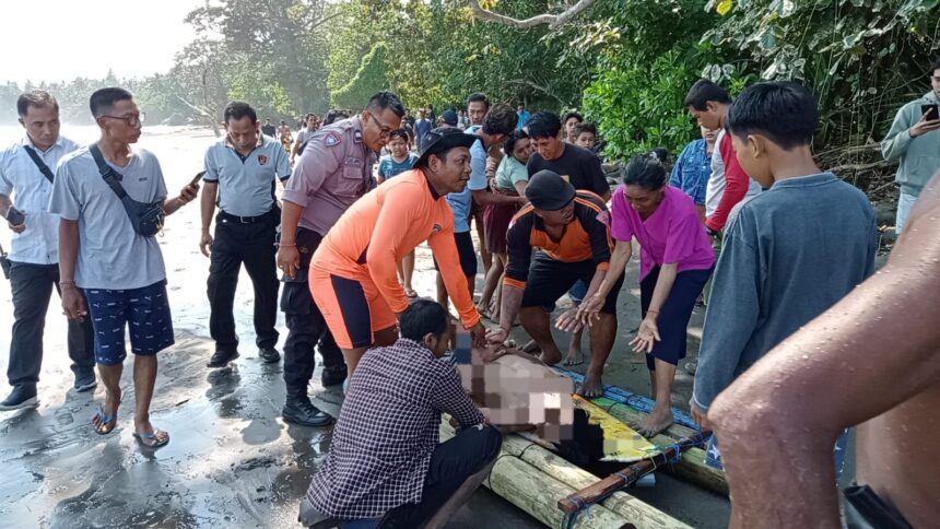 Proses evakuasi korban hanyut terseret arus di Pantai Pekutatan, Senin (13/5/2024). (Istimewa)