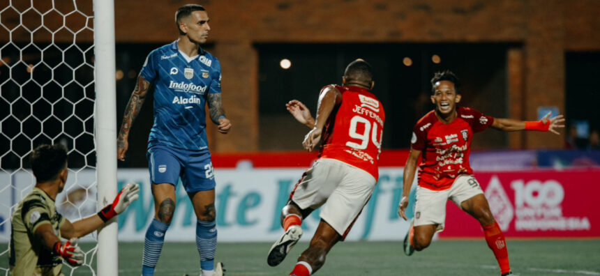 Striker Bali United Jefferson Assis usai membobol gawang Persib, Selasa (14/5) malam. (Media Bali United)