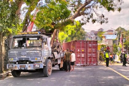 Proses evakuasi kontainer yang terlepas dari truknya dalam kecelakaan yang terjadi di jalur Denpasar-Gilimanuk, Bypass Ir Soekarno, pada Kamis (16/5/2024). (Istimewa)