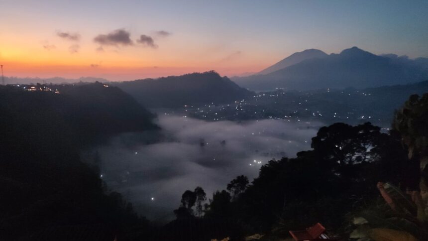 Pemandangan di pagi hari dari Desa Pinggan, Kecamatan Kintamani Bangli. (balitrending.com)