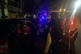 Polisi melakukan evakuasi sekaligus identifikasi pria yang ditemukan meninggal dalam mobil di Jalan Pulau Batam, Desa Dauh Peken, Kecamatan Tabanan pada Jumat (17/5) (Istimewa)