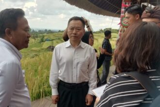 Menteri Sumber Daya Air Tiongkok, Li Guoying (tengah), saat menyimak penjelasan tentang subak di Jatiluwih, Minggu (19/5/2024). (Istimewa)