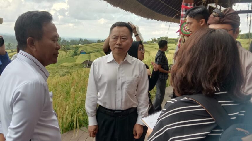 Menteri Sumber Daya Air Tiongkok, Li Guoying (tengah), saat menyimak penjelasan tentang subak di Jatiluwih, Minggu (19/5/2024). (Istimewa)