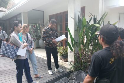 Korban DG saat mendatangi vila miliknya di Canggu, Kuta Utara pada Kamis (18/7/2024). (Istimewa)