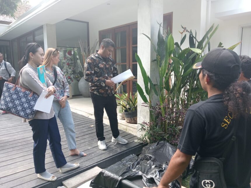 Korban DG saat mendatangi vila miliknya di Canggu, Kuta Utara pada Kamis (18/7/2024). (Istimewa)