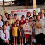 Hakim dan pegawai PN Denpasar menyerahkan bantuan ke Panti Asuhan Children Of Hope di Dalung.