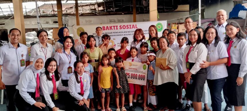 Hakim dan pegawai PN Denpasar menyerahkan bantuan ke Panti Asuhan Children Of Hope di Dalung.