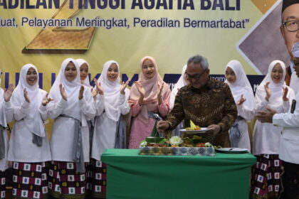 Pemotongan tumpeng menandai perayaan HUT Kedua Pengadilan Tinggi Agama Bali pada Kamis (5/12).