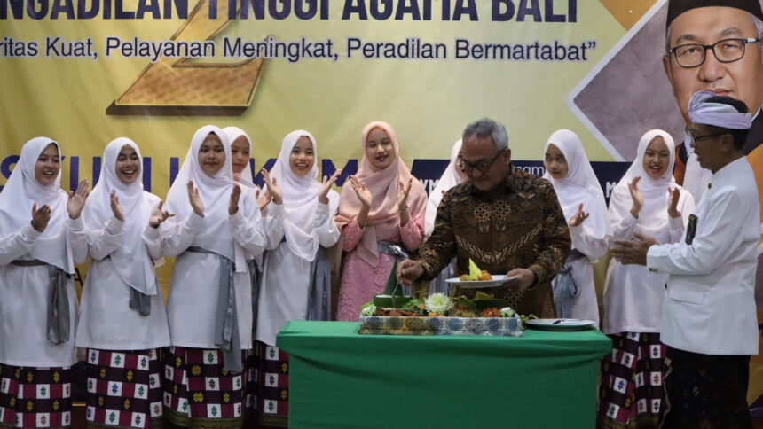 Pemotongan tumpeng menandai perayaan HUT Kedua Pengadilan Tinggi Agama Bali pada Kamis (5/12).